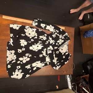 Ava & Viv Black and White Floral Long Sleeve V-Neck Plus Size Dress